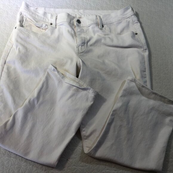 LEVI'S Classic White Capri Jeans Women's Size 32 - Picture 2 of 6